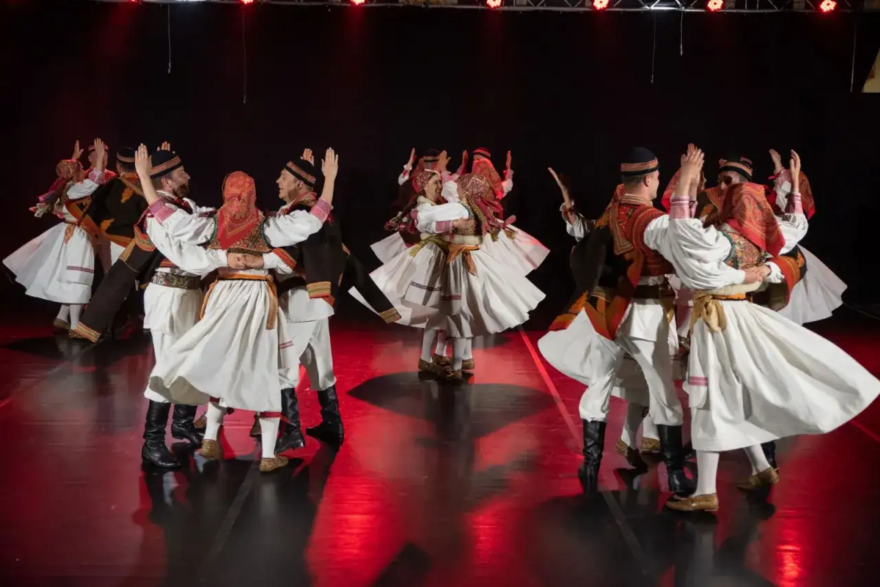 T&auml;nzer in traditioneller kroatischer Musik-Kleidung tanzen im Kreis.