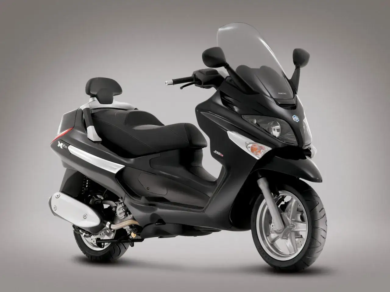 Czarny skuter Piaggio X9 250 Evo z wygodnym siedzeniem i dużym przednim wiatrochronem.