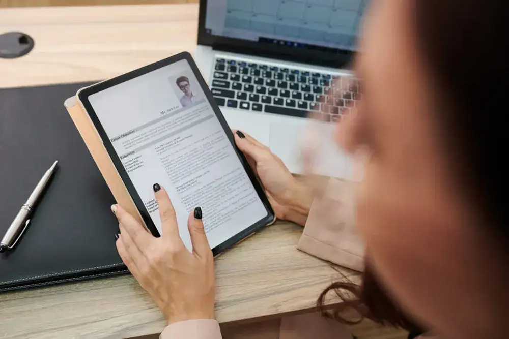 osoba aktualizująca CV laptop