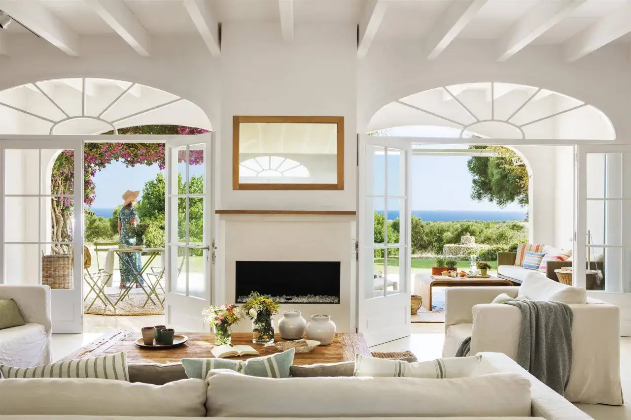 Un salón luminoso con vistas al mar, perfecto para crear recuerdos en fotos familiares en casa.