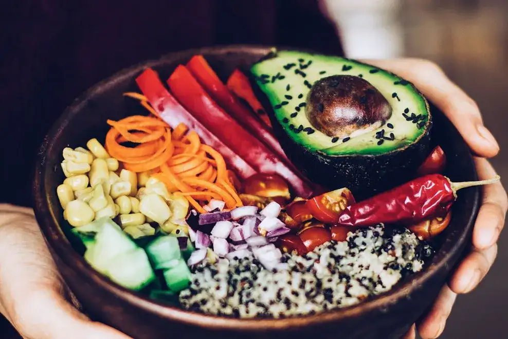Bunte Buddha Bowl mit Reis und Gem&uuml;se
