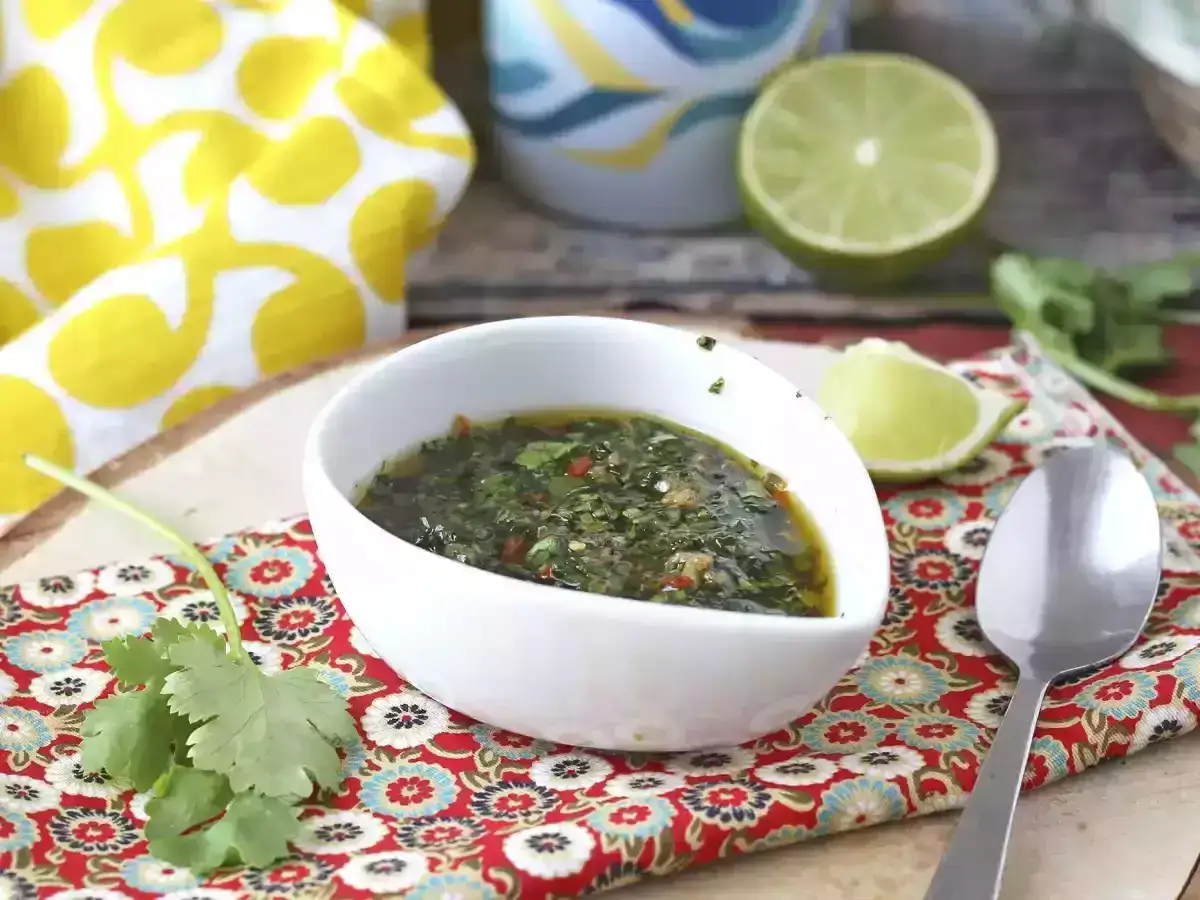 En sk&aring;l med f&auml;rsk chimichurri, perfekt f&ouml;r grillat. H&auml;r &auml;r ett enkelt chimichurri recept!