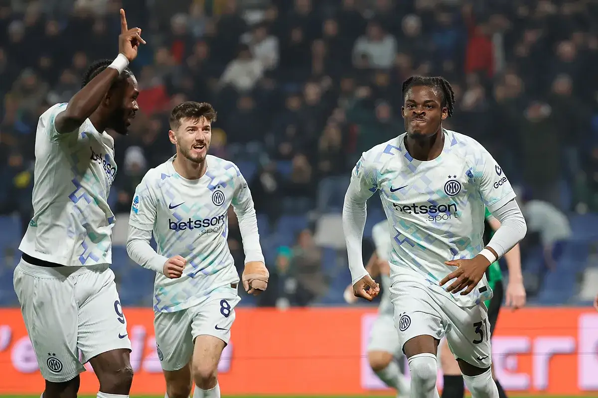 Piłkarze Interu Mediolan cieszą się z gola. Ich zwycięstwo poprawia rankingi Inter Mediolan – Juventus.
