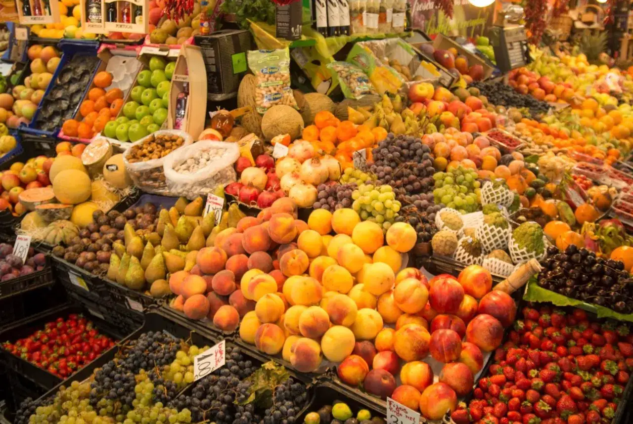 Bunte Fr&uuml;chte auf einem Markt. Ein Paradies f&uuml;r Obstliebhaber, hier gibt es alles, von Beeren bis zu Zitrusfr&uuml;chten. Ein wahrer timeout market.