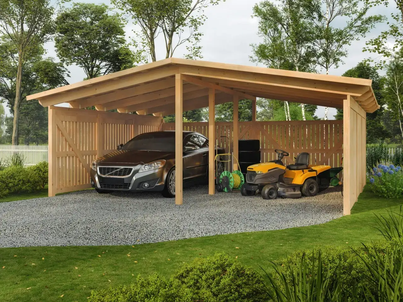 En ny carport byggd mot befintligt garage ger skydd åt bil och åkgräsklippare.