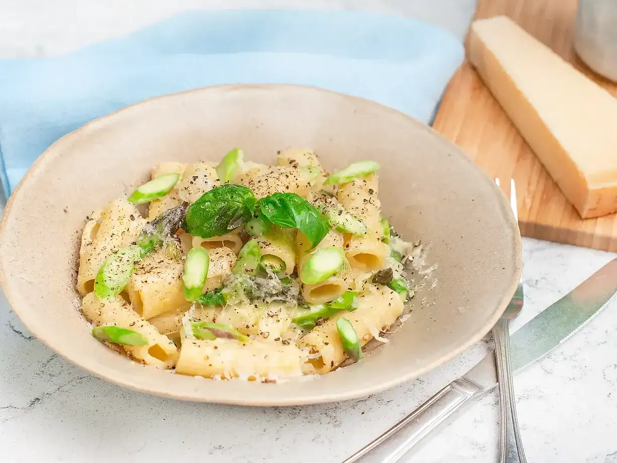 En krämig sparris pasta med basilika och parmesan. En perfekt rätt för en lätt lunch eller middag.