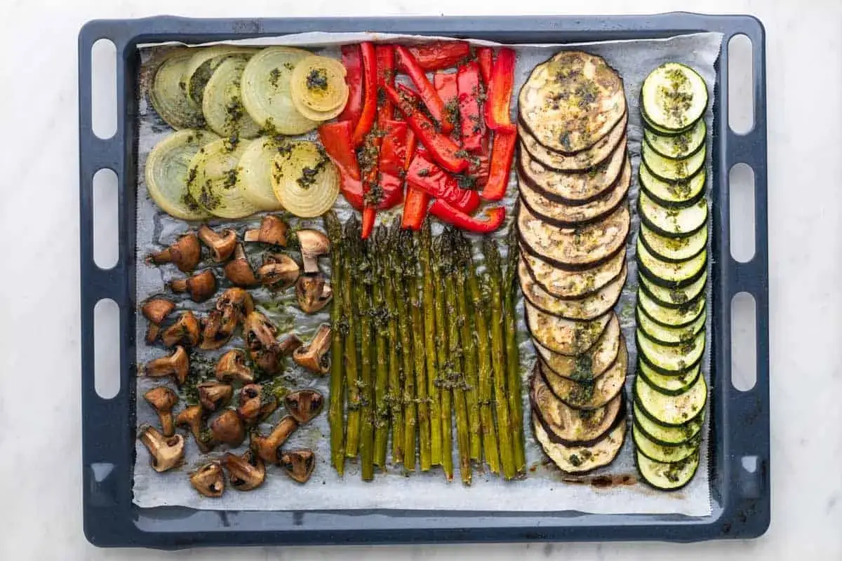 Verduras listas para hornear: cebolla, pimientos rojos, champiñones, espárragos, berenjena y calabacín. ¡Una deliciosa escalivada al forn!