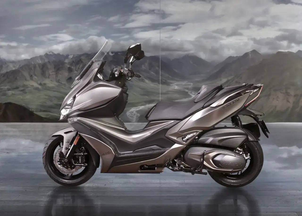 Elegante scooter gran cilindrada gris metálico, listo para conquistar cualquier camino con su diseño futurista y potente motor.