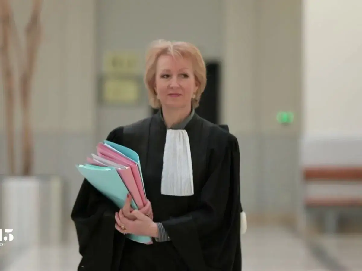 Avocate en robe noire, tenant des dossiers colorés. Elle se demande combien coûte une procédure devant le JAF.
