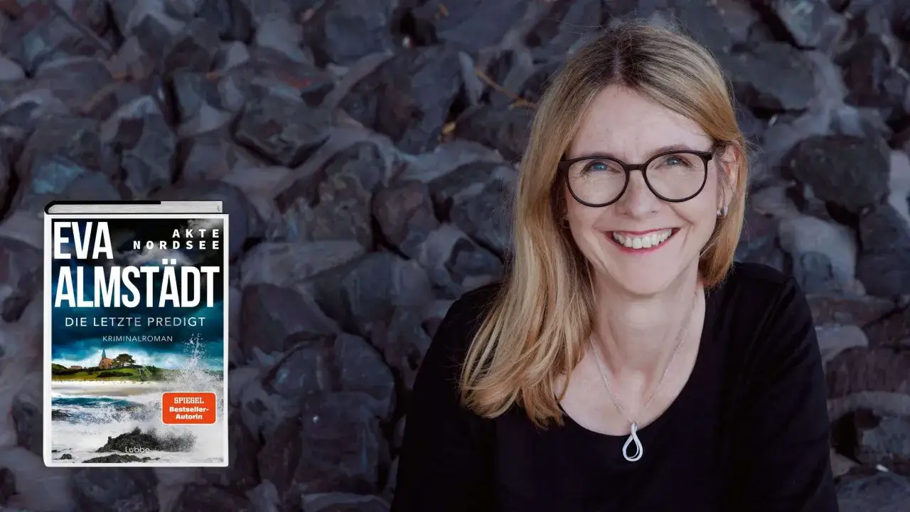 Manuela Reibold-Rolinger lächelt neben dem Buch 