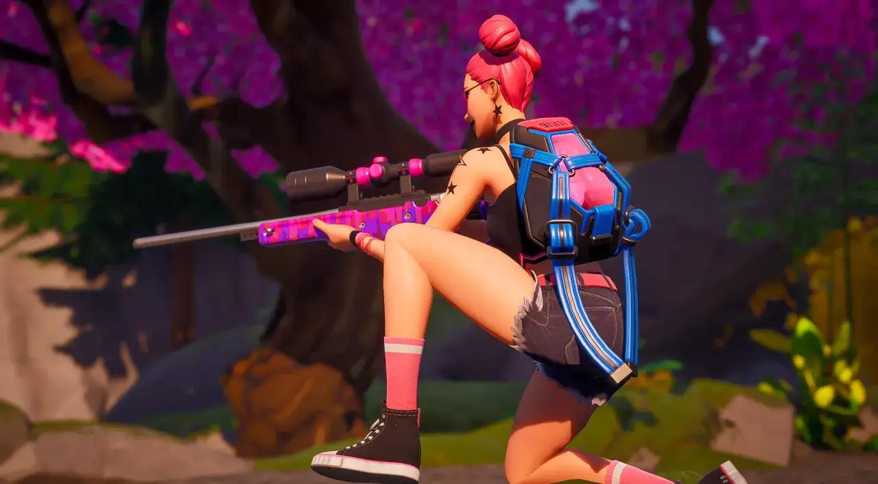 Plażowa wiedźma Fortnite z r&oacute;żową bronią snajperską i plecakiem, gotowa do akcji wśr&oacute;d kwitnących drzew.