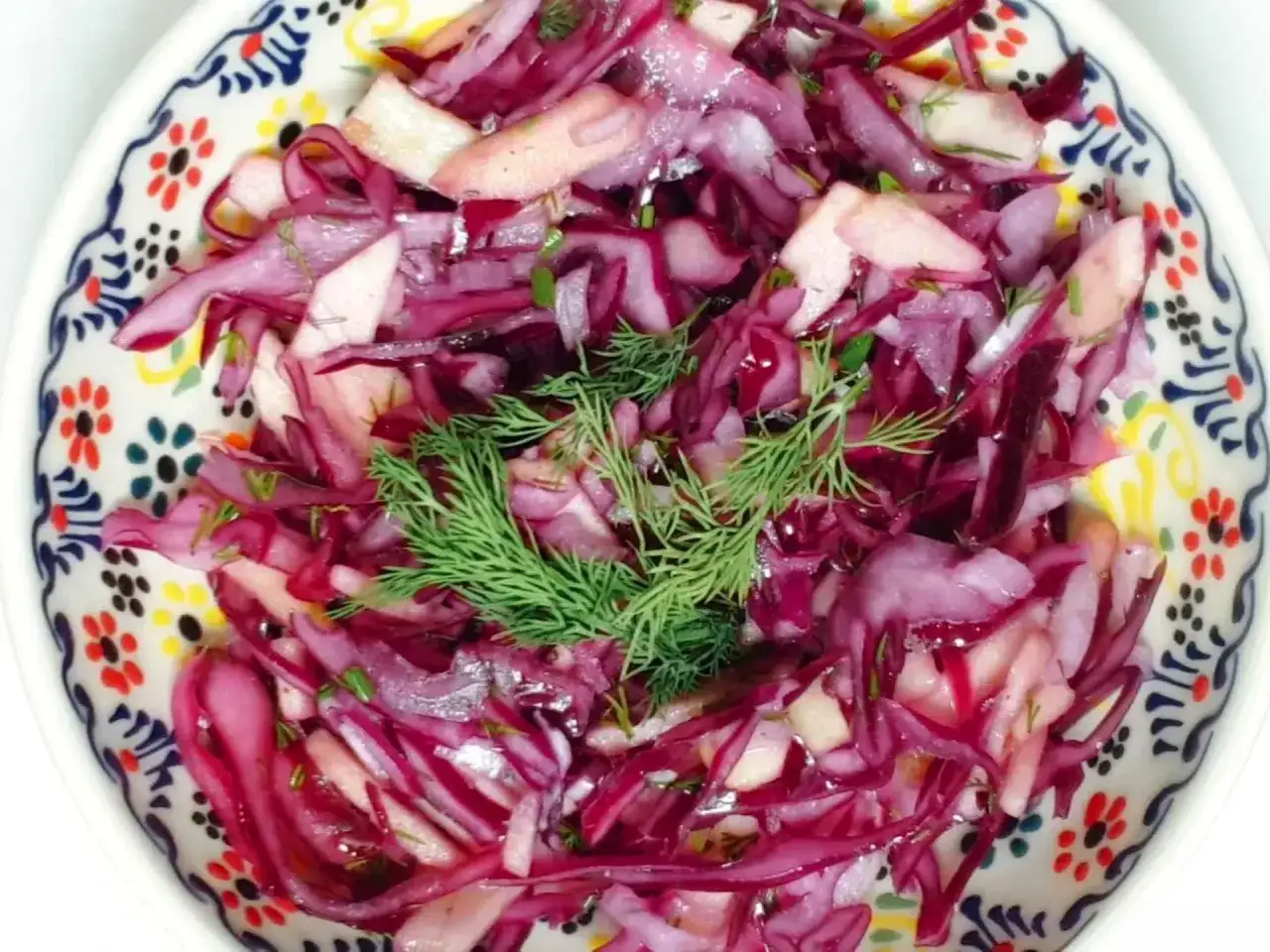 Pyszna surówka z czerwonej kapusty z jabłkiem i koperkiem, jak w restauracji. Idealna do obiadu.