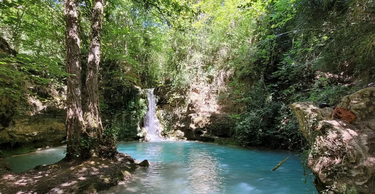 Cascada en la ruta del agua Berganzo, con agua turquesa y vegetación exuberante. Un lugar idílico para disfrutar de la naturaleza.
