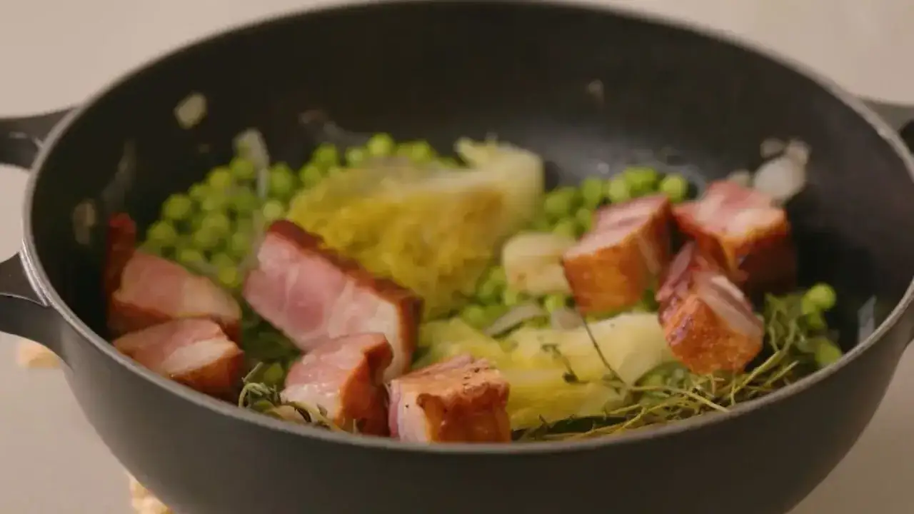 Poêlée de petits pois, lardons et chou, une recette simple et savoureuse.