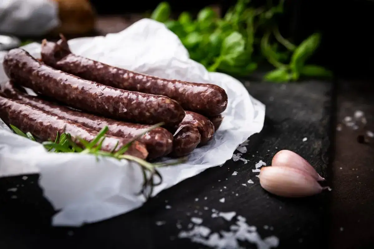 Kaszanka z czosnkiem i rozmarynem – idealne dodatki, by wzbogacić jej smak.