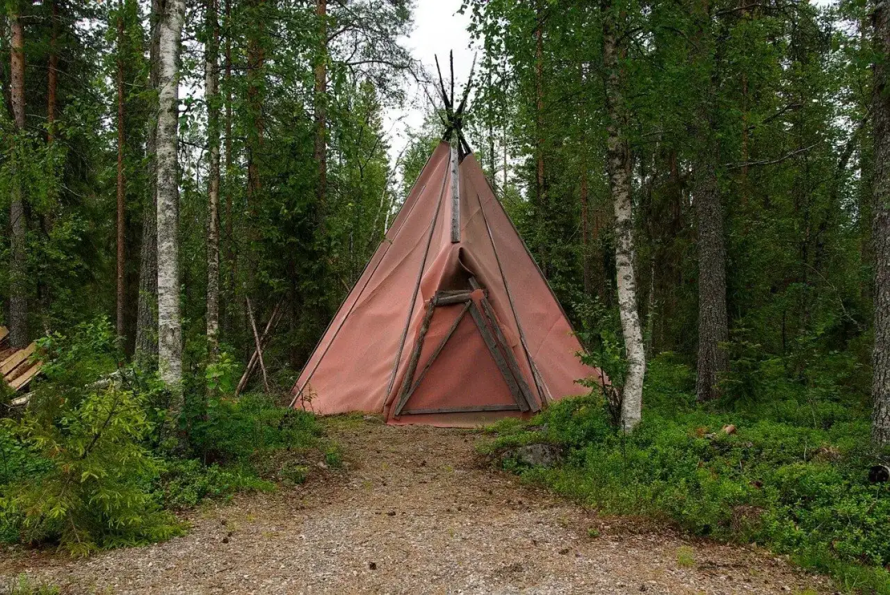 Namiot tipi w lesie, gotowy na noc pod namiot.