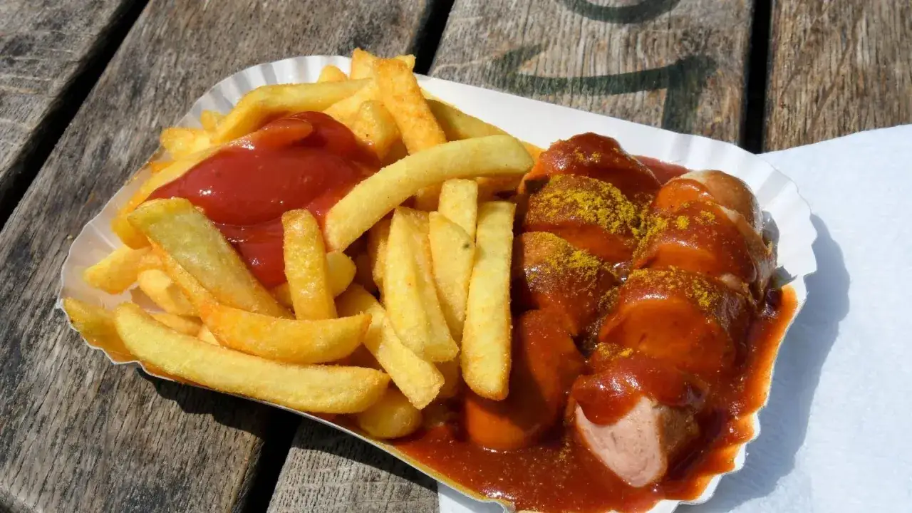 Leckere Currywurst mit Pommes, perfekt zum Currywurst selber machen.
