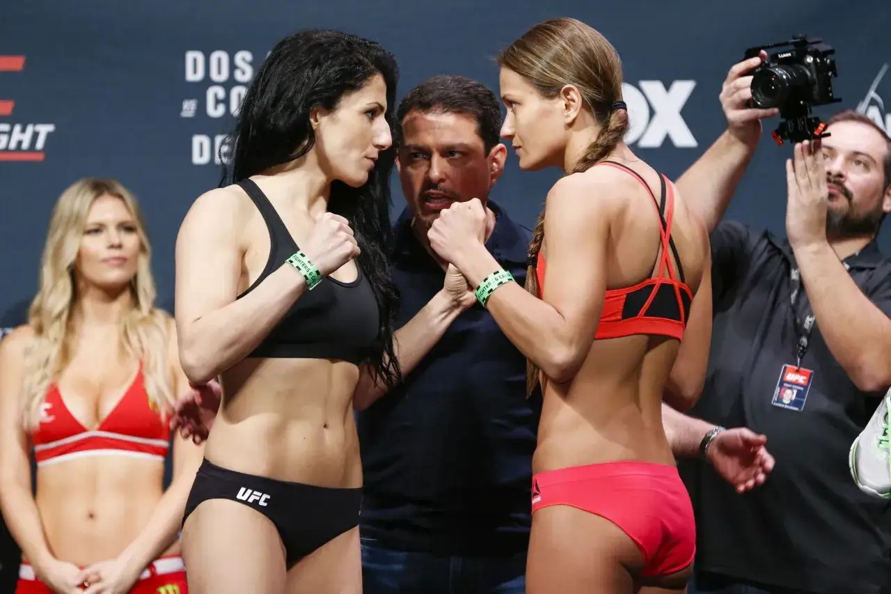 Dwie zawodniczki UFC w postawie bojowej, gotowe do walki. Atmosfera napięcia przed galą UFC w Polsce.