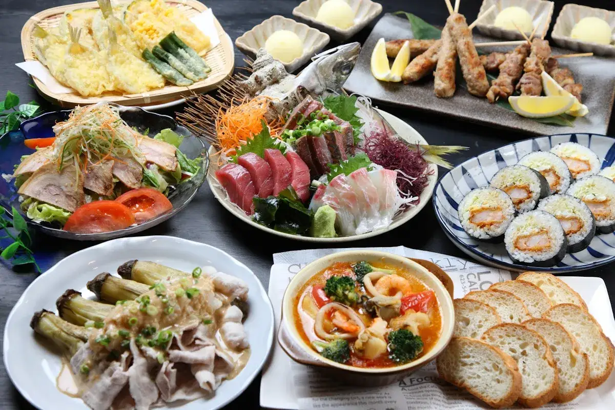 Pyszne jedzenie w Japonii: sashimi, tempura, sushi, grillowane szaszłyki i inne przysmaki.