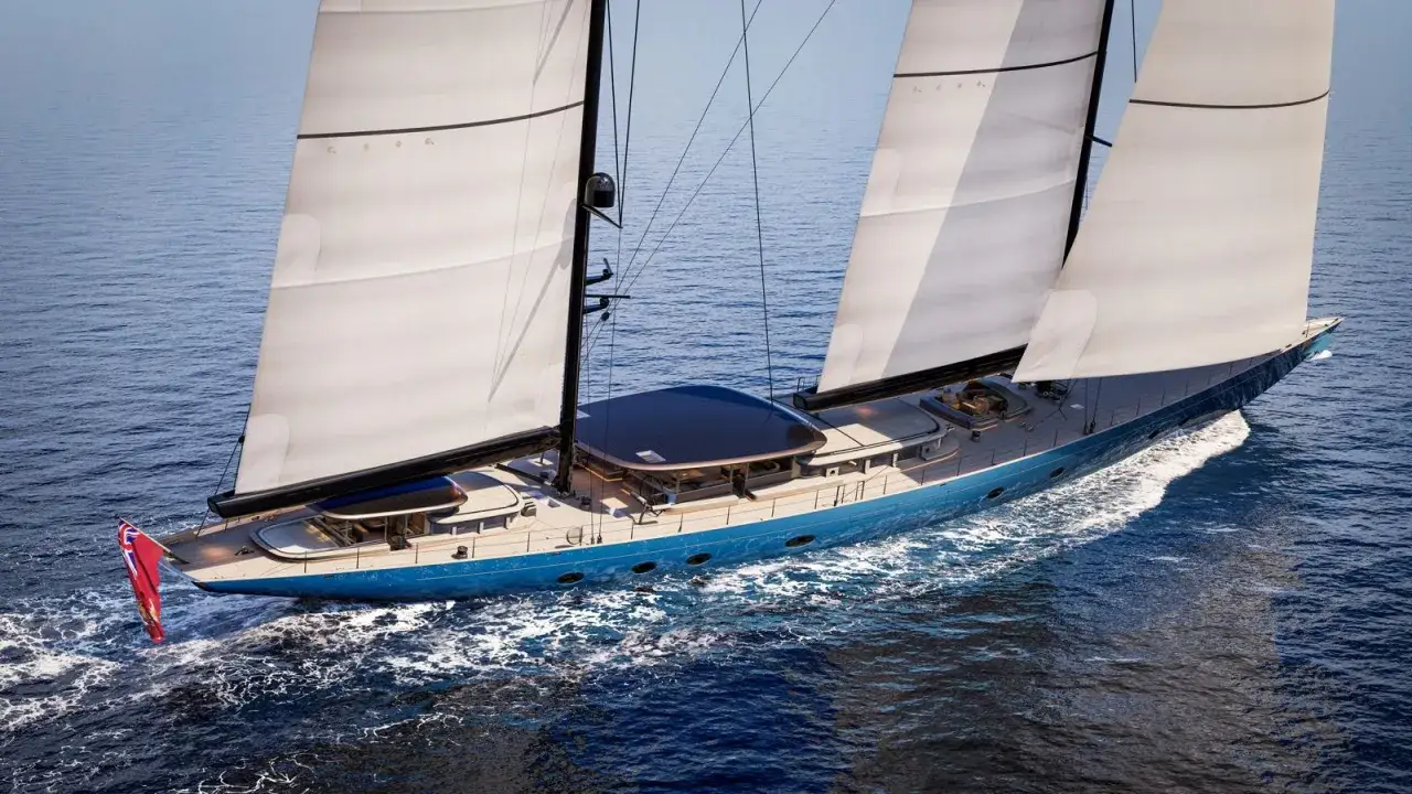 Lo yacht a vela blu, un vero Orient Express dei mari, solca le onde con vele spiegate.