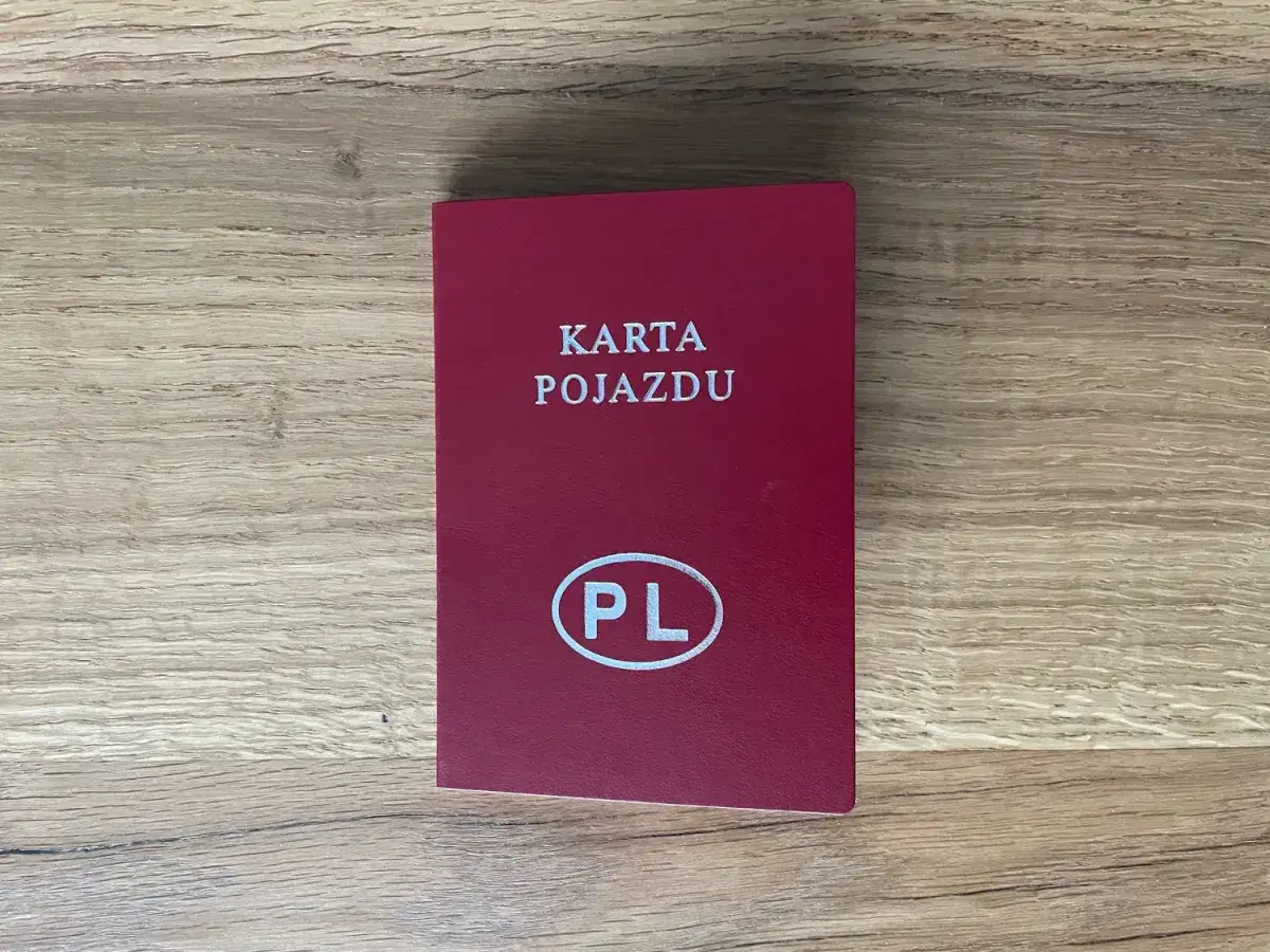 Czerwona karta pojazdu z napisem