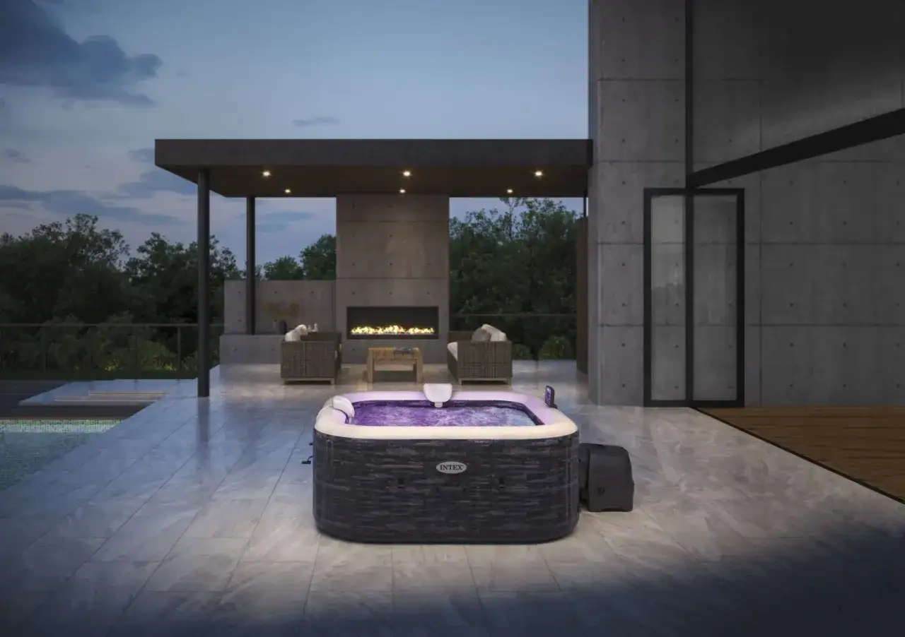 Jacuzzi Intex Pure Spa w ogrodzie