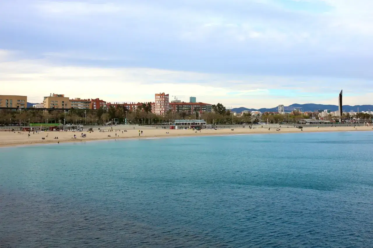 Port Vell w Barcelonie z Maremagnum i pomnikiem Kolumba