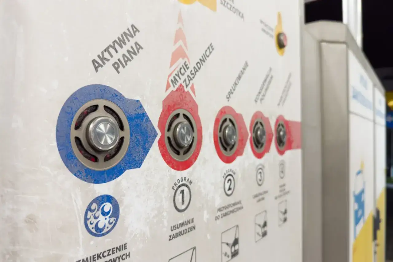 Panel myjni bezdotykowej: aktywa piana, mycie zasadnicze, spłukiwanie. Poznaj myjnia bezdotykowa triki, by auto lśniło!