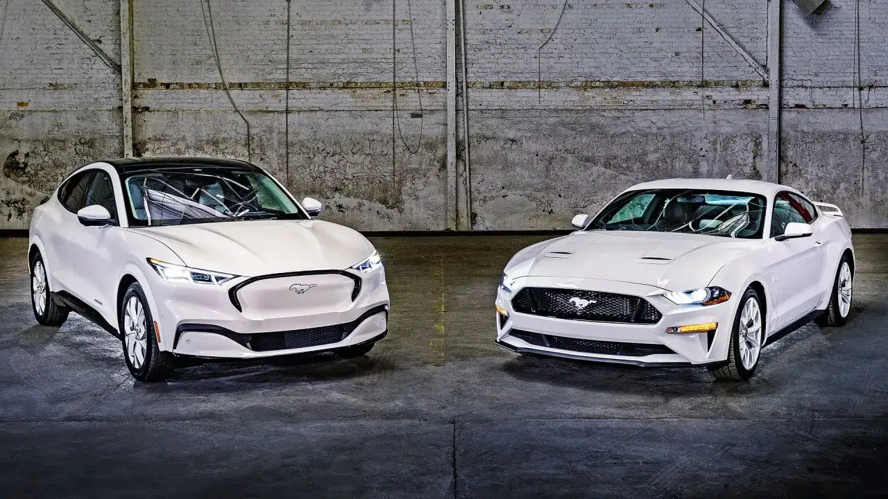 Dwa białe Fordy Mustang: elektryczny Mach-E i klasyczny sportowy, prezentujące wszystkie modele Forda.