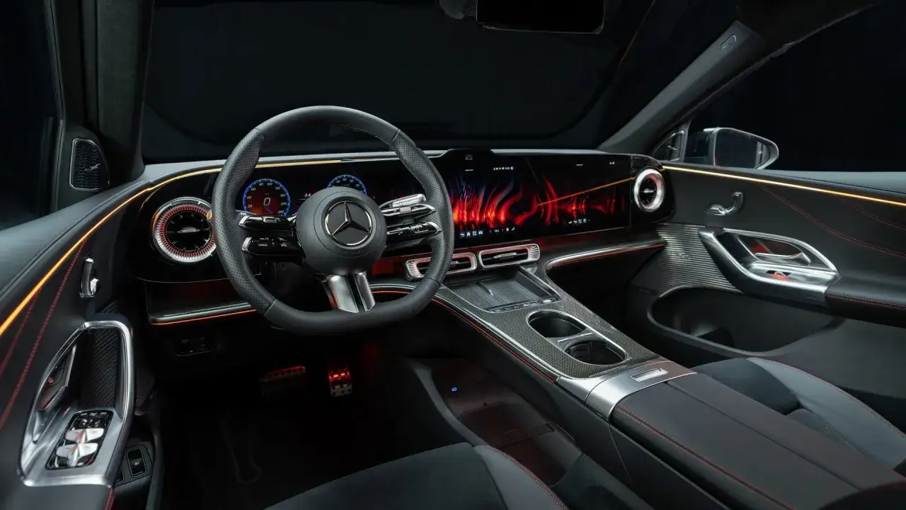 Wnętrze Mercedesa GLC z nowoczesnym ekranem i ambientowym oświetleniem. Sprawdź aktualną mercedes glc cena.