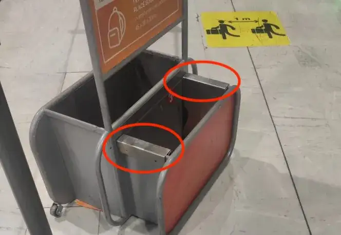 valise cabine dans un gabarit de mesure &agrave; l'a&eacute;roport
