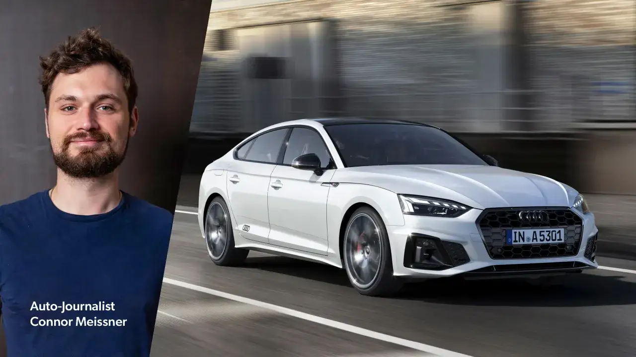 Auto-Journalist Connor Meissner spricht über mögliche audi a5 probleme, während ein weißer Audi A5 Sportback auf einer Straße fährt.
