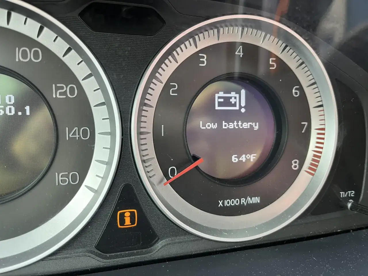 Na desce rozdzielczej Volvo S60 świeci się kontrolka