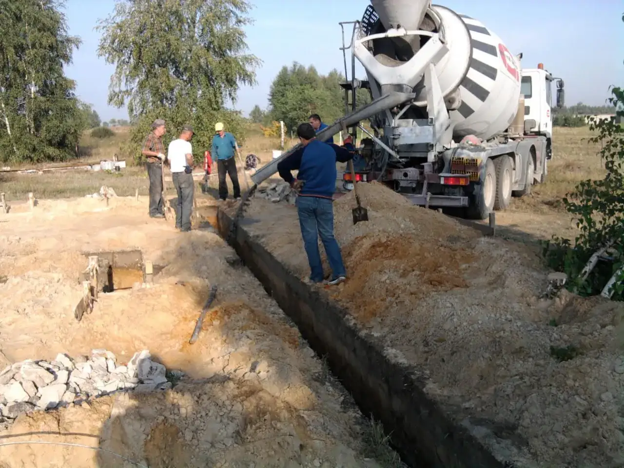 Beton B25 cena za m3 – budowa fundamentów, wylewanie betonu z gruszki do wykopu.