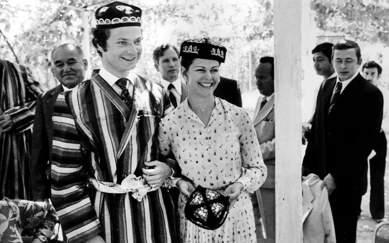 Silvia Sommerlath 1972, kl&auml;dd i traditionell dr&auml;kt, ler glatt vid ett bes&ouml;k.