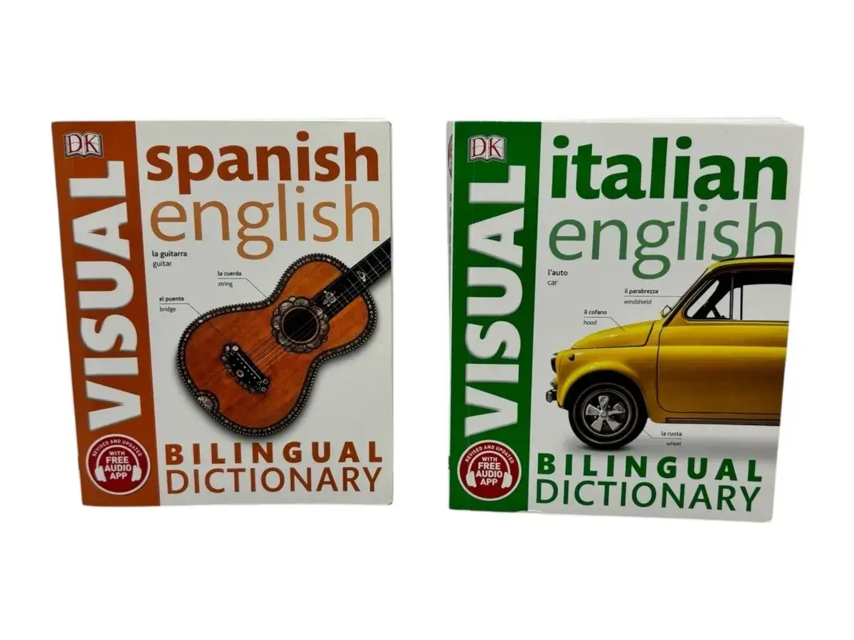 Libri bilingue per imparare a leggere libri in inglese con traduzione: uno spagnolo-inglese con chitarra, uno italiano-inglese con auto gialla.