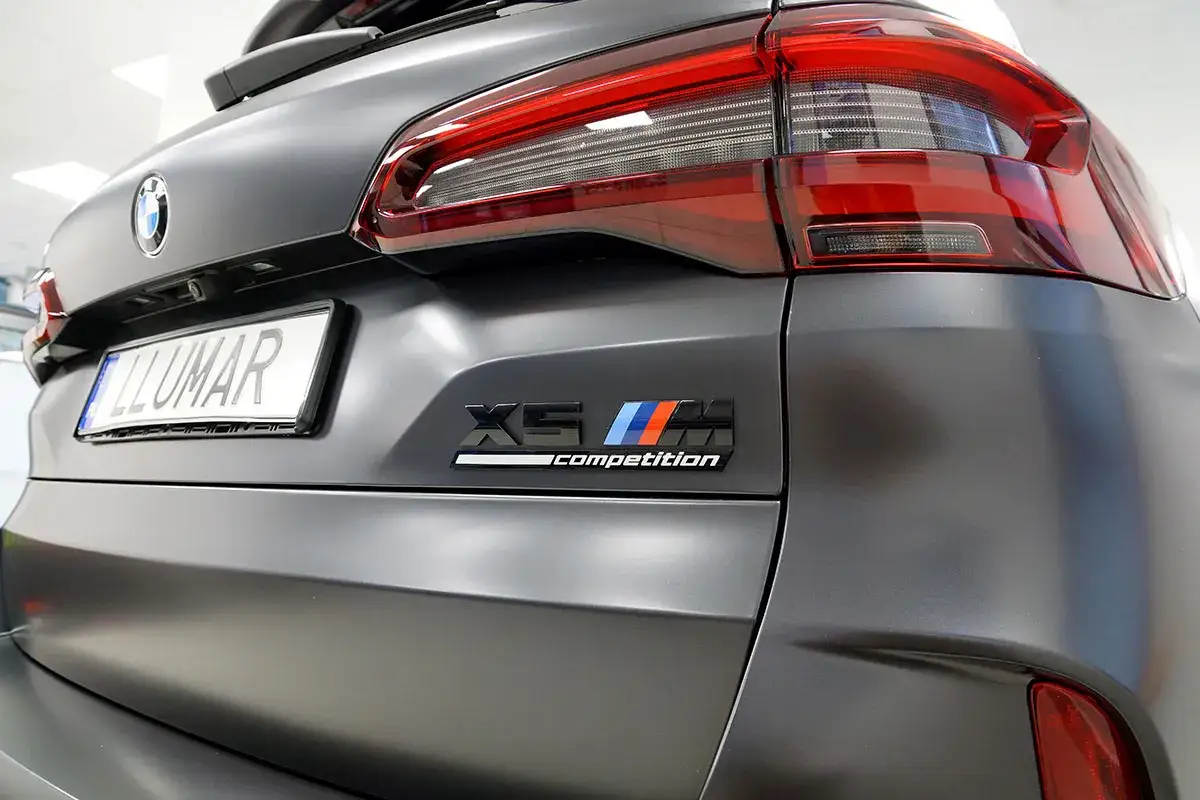 Matowy szary BMW X5 M Competition. Zastanawiasz się, ppf co to? To folia ochronna na lakier.