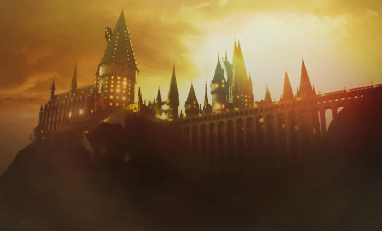 Hogwart w blasku zachodzącego słońca, zapowiedź magicznych przyg&oacute;d w nowym filmie o Harrym Potterze.