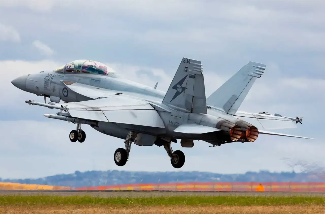 Myśliwiec F/A-18 Super Hornet z numerem 204 startuje, gotowy na misję w stylu