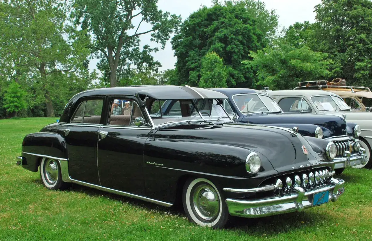 Svart DeSoto Deluxe fr&aring;n 1950-talet, blankpolerad och redo f&ouml;r en tur.