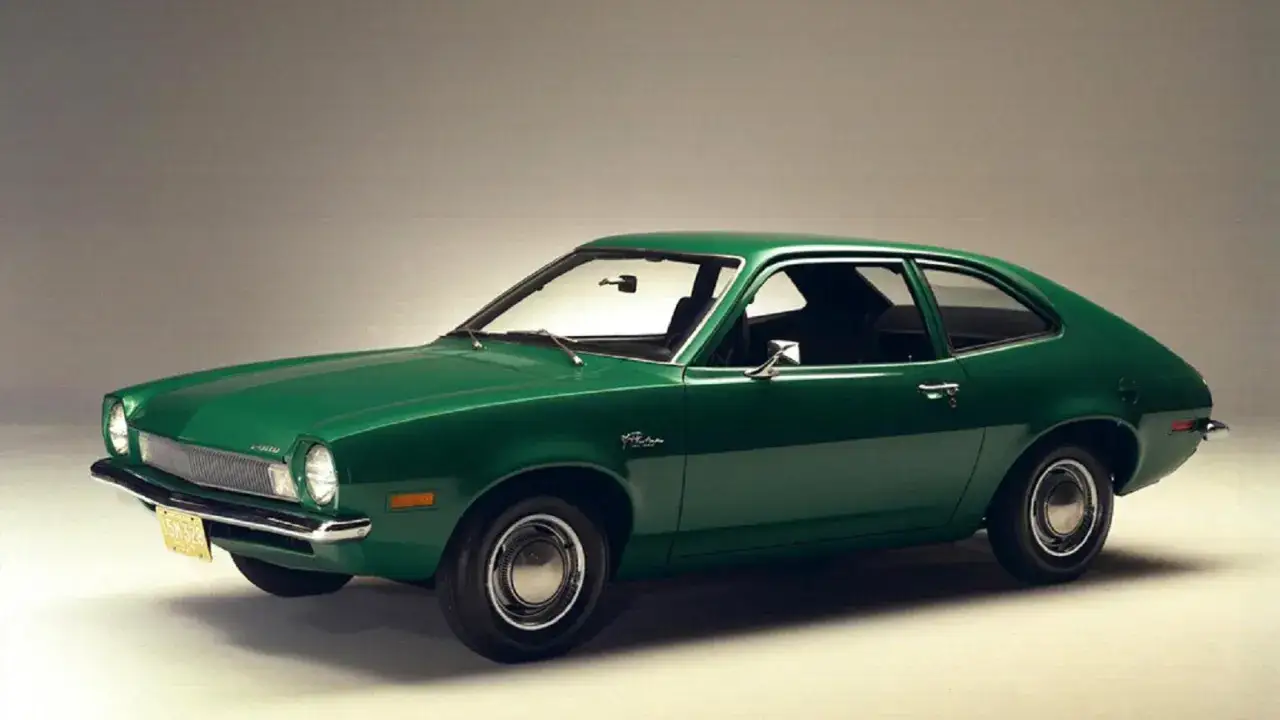 Gr&ouml;n Ford Pinto, en klassisk bil fr&aring;n 70-talet, st&aring;r redo f&ouml;r en tur.