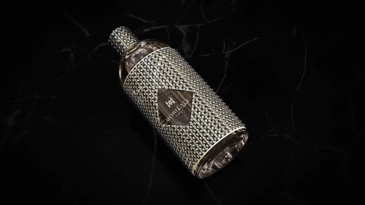 Elegancka butelka MOREALE PARIS, ozdobiona kryształami, to kwintesencja najdroższych perfum na świecie.