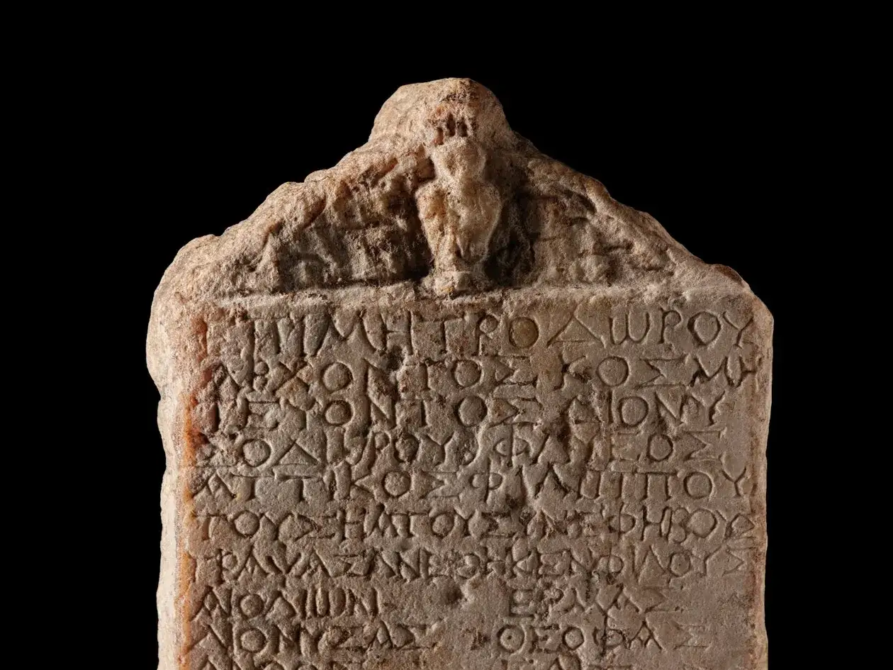 Antike Steintafel mit griechischer Schrift, die von drakonischen Strafen k&uuml;ndet.