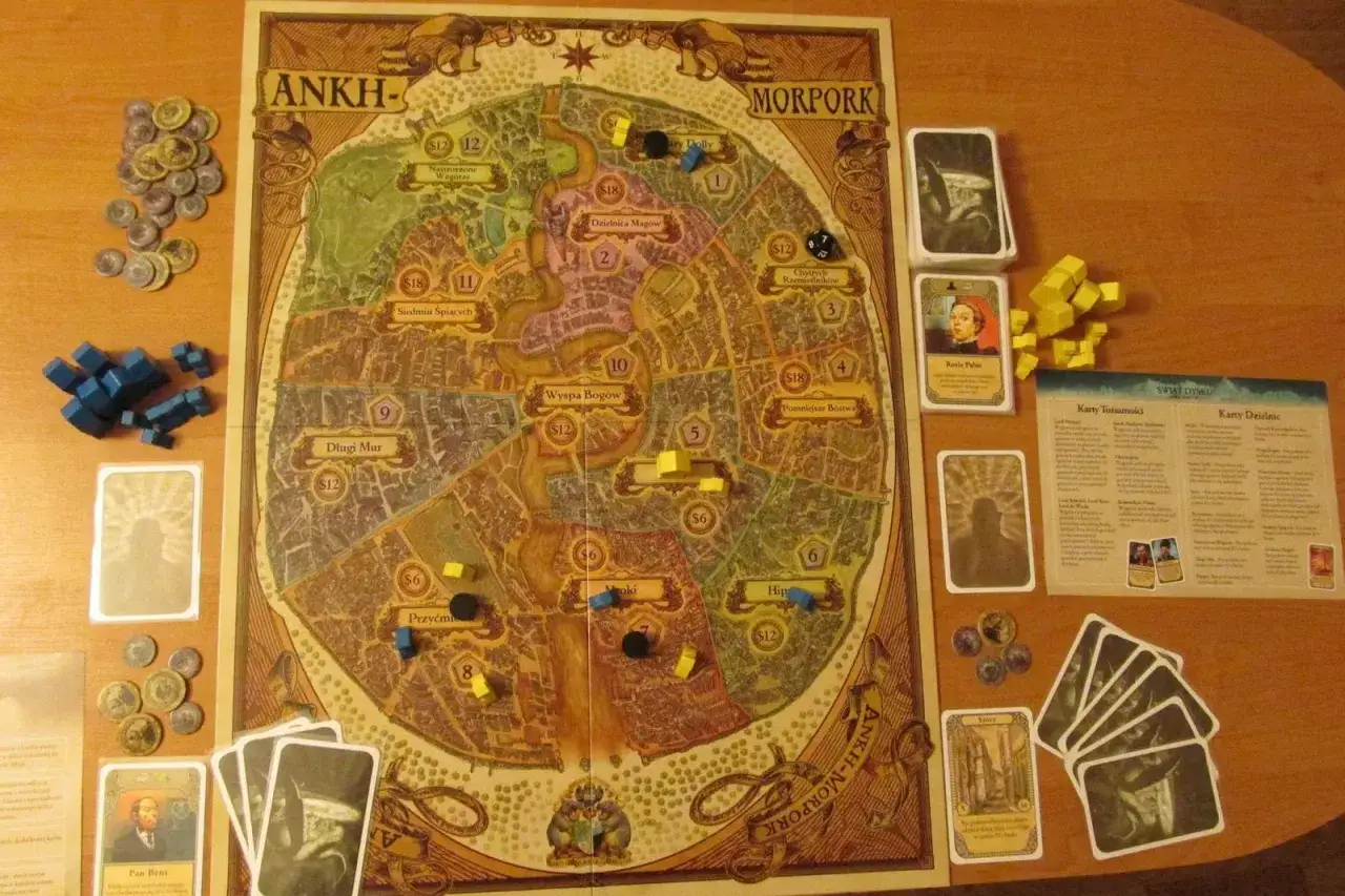 Gra planszowa Ankh-Morpork, gdzie gracze ustalają świat dysku kolejność. Widoczne pionki, karty i monety.