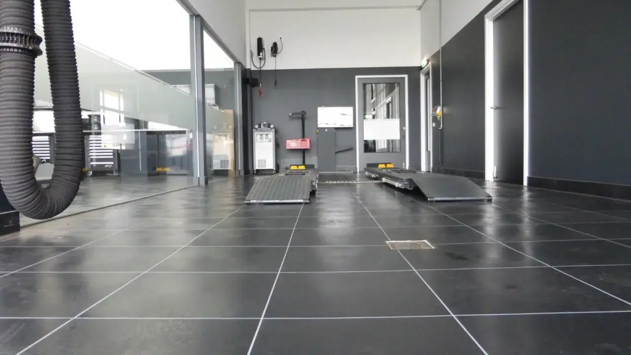 Suelo de taller moderno con rampas para coches. El mejor suelo para garaje particular, fácil de limpiar y resistente.