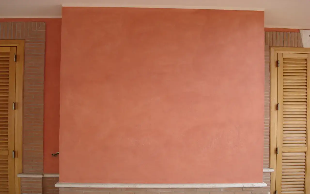 Parete con finitura materica, un esempio di pittura al quarzo che dona profondit&agrave; e calore.