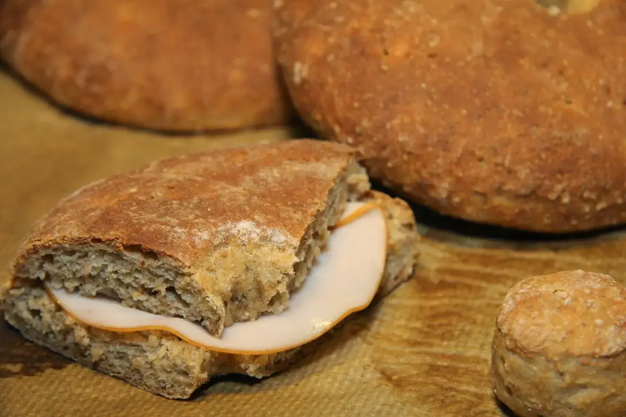 H&auml;r &auml;r ett enkelt r&aring;gkakor recept: en halverad r&aring;gkaka med skinka och en hel r&aring;gkaka i bakgrunden.