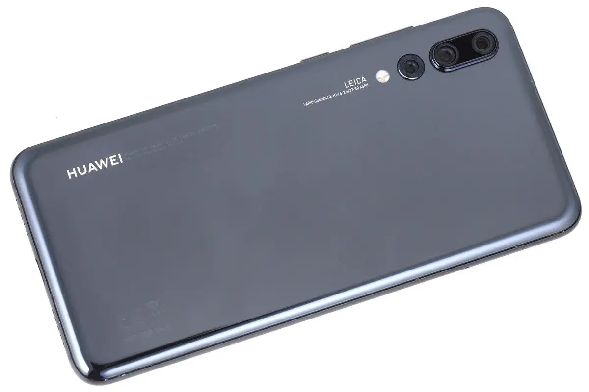 Szary Huawei P20 z potrójnym aparatem Leica, gotowy do robienia niesamowitych zdjęć.