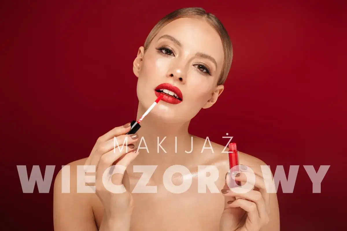Kobieta zmysłowo maluje usta czerwonym błyszczykiem, tworząc makijaż glamour.