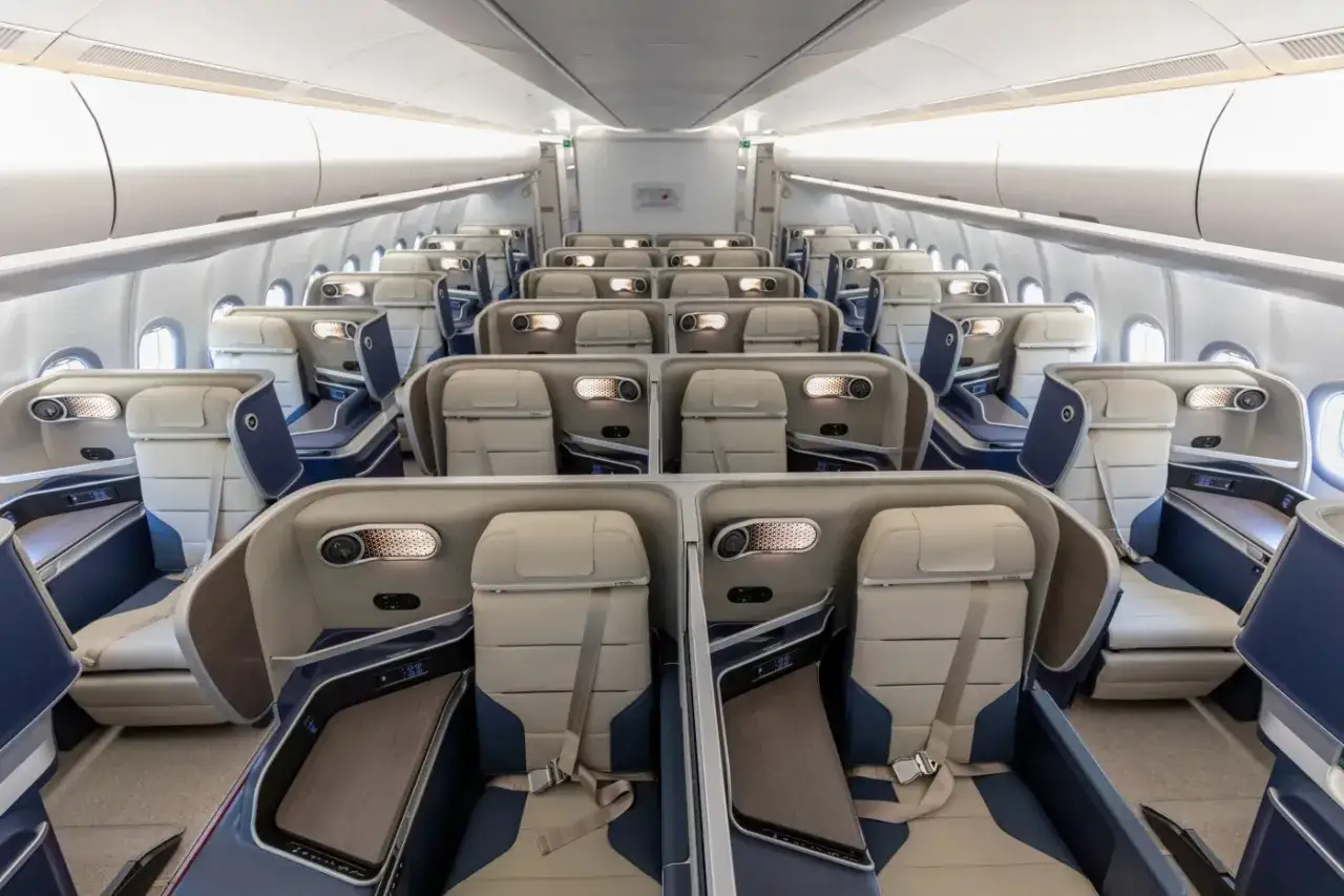 Luksusowe fotele w klasie biznes Airbus A330-900neo. Komfort i przestrzeń dla każdego pasażera.